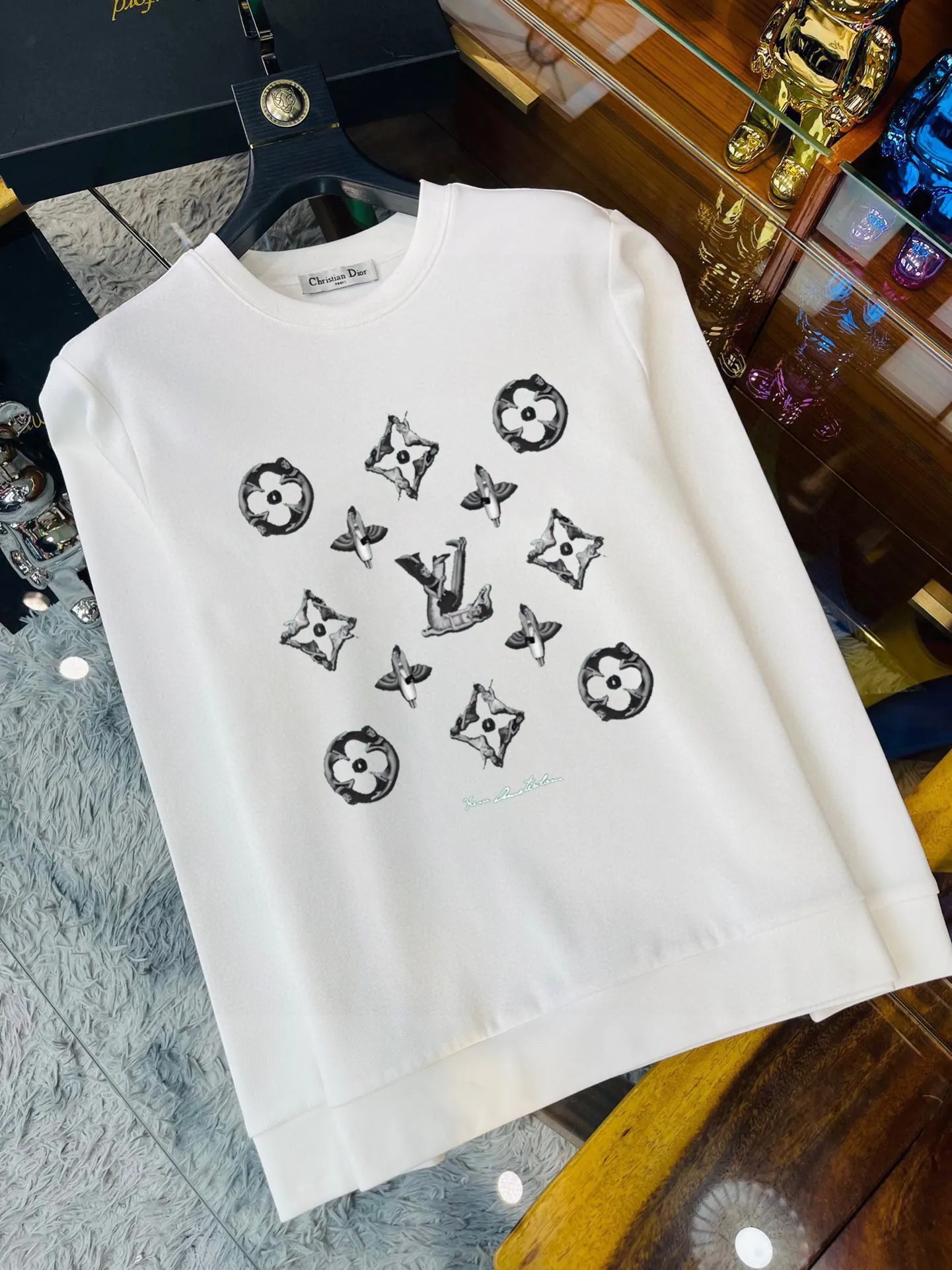 🅿️220 brand [LV Louis Vuitton] (good news for fat people) 2025ss autumn latest long-sleeved round-neck sweatshirt, on sale simultaneously on the official website. Refreshing and breathable. Made of top Tencel Roman. Comfortable and soft. 3D three-dimensional clarity. Super fashion sense. Great for gifting and keeping for yourself. Size: M-5XL (can wear up to 220 pounds)